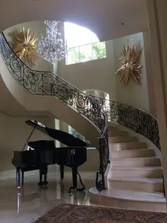 Svängd trappa och piano.