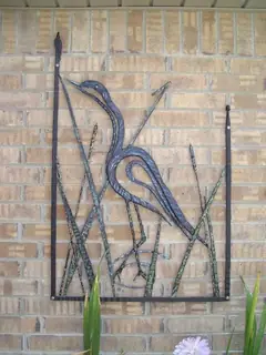 Väggpanel med fågel.
