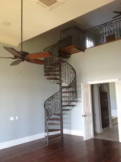 Spiraltrappa vid högt fönster.