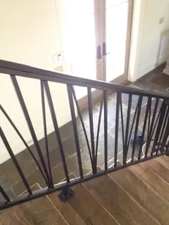 Räcke med diagonala linjer.