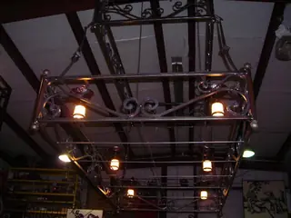 Hängande rektangulär lampa.