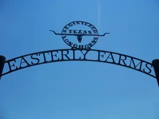 Båge med skylten EASTERLY FARMS.