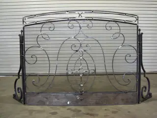 Ornamenterad panel lutad mot vägg.