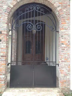 Gallerdörr i tegelvalv.