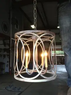 Hängande lampa av ringar.