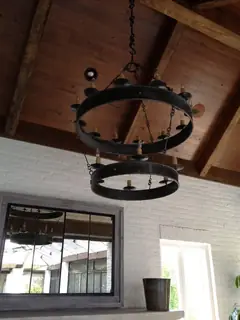 Rund lampa under trätak.