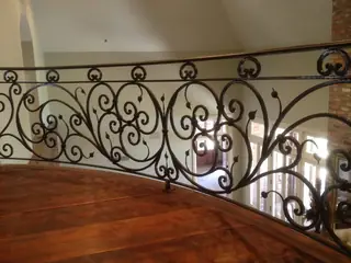 Spiralräcke vid trappa.