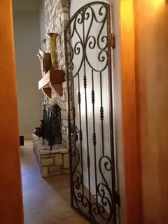 Järndörr sedd inifrån.