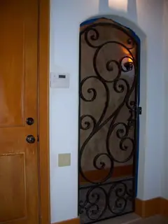 Detalj av dörr med spiraler.