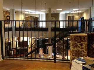 Rakt räcke inomhus.