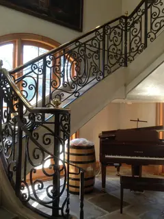 Ornamenterad trappa vid piano.