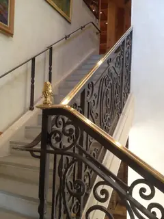 Räcke med trähandledare.