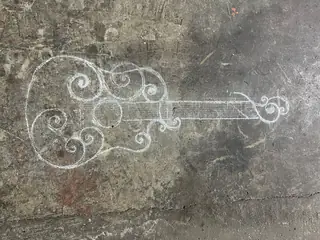 Gitarr ritad med krita.