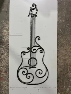 Metallgitarr på en plåt.